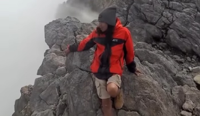 Viral! Pendaki Nekat Capai Puncak Gunung Merapi Saat Status Siaga, TNGM Lakukan Pemanggilan