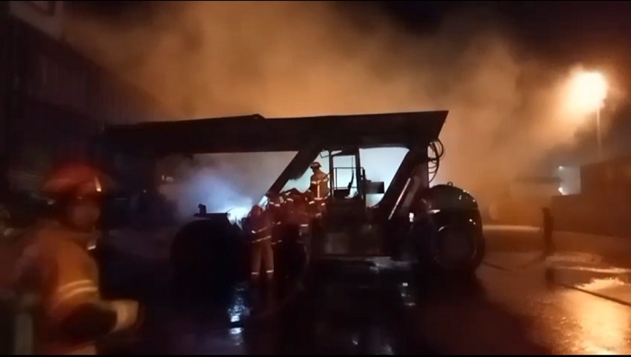 Diduga Korsleting, Alat Berat Peti Kemas di Pelabuhan Boom Baru Palembang Terbakar