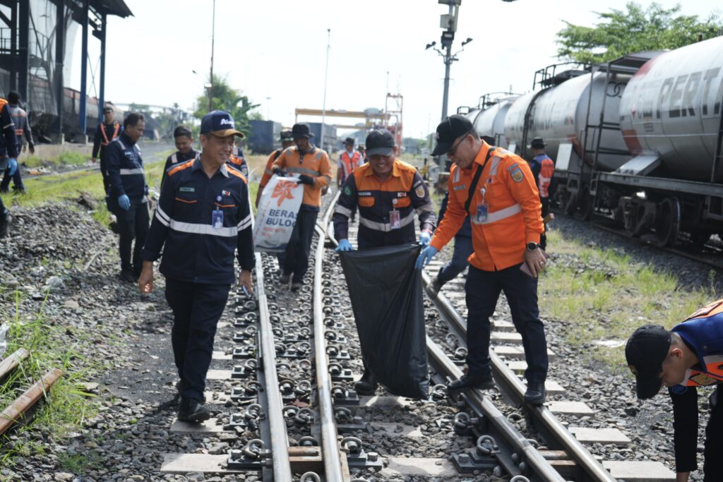KAI Divre III Palembang Sapu Bersih Jalur Rel, Warga Diingatkan Jangan Buang Sampah Sembarangan