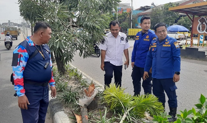 Dapat Laporan Lakalantas, Pos Damkar Kemuning Palembang Terjunkan Tim untuk Evakuasi Korban
