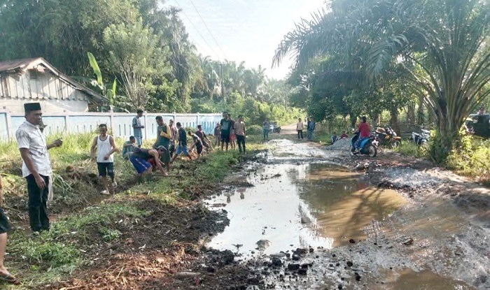 Hambat Mobilitas dan Ancam Perekonomian, Warga Gotong Royong Perbaiki Jalan Desa yang Rusak Parah