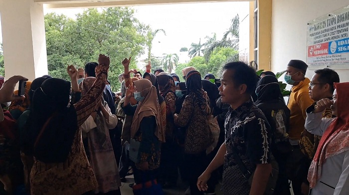 Geruduk Gedung DPRD Prabumulih, Ratusan Honorer R3 Teriakan Ketidakadilan dan Hadang Wali Kota Arlan