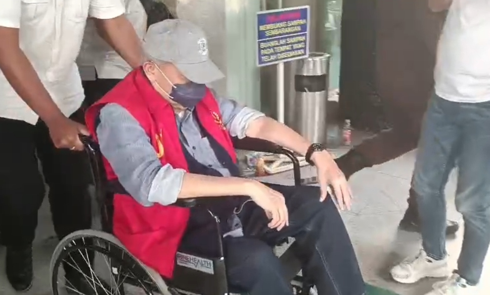 7 Jam Diperiksa Kejati Sumsel, Alex Noerdin Tampak Lesu dan Pakai Kursi Roda