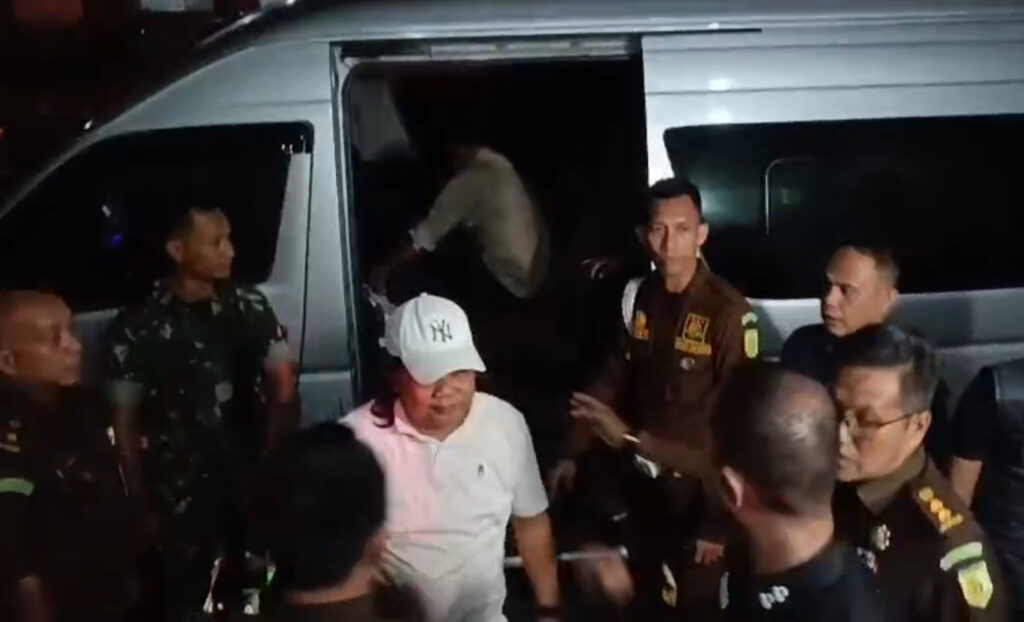 Tiba di Kejati Sumsel, Camat dan Puluhan Kades yang Terjaring OTT Hanya Bisa Tutupi Muka