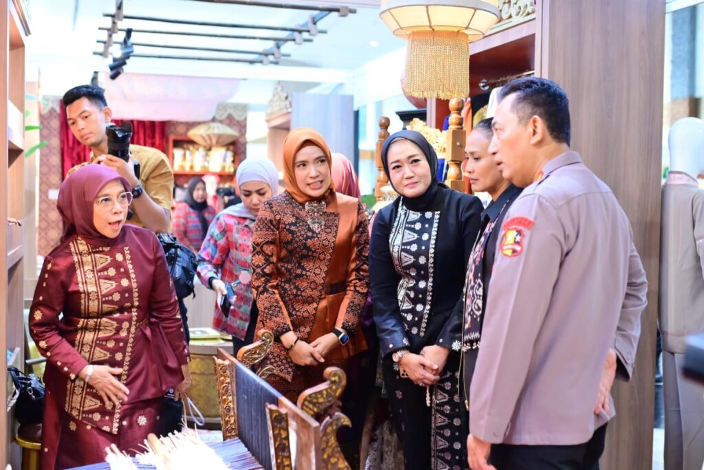 Tampilkan Produk Unggulan, Kapolri Apresiasi Bhayangkari Sumsel di Bazar UMKM Nasional 2025