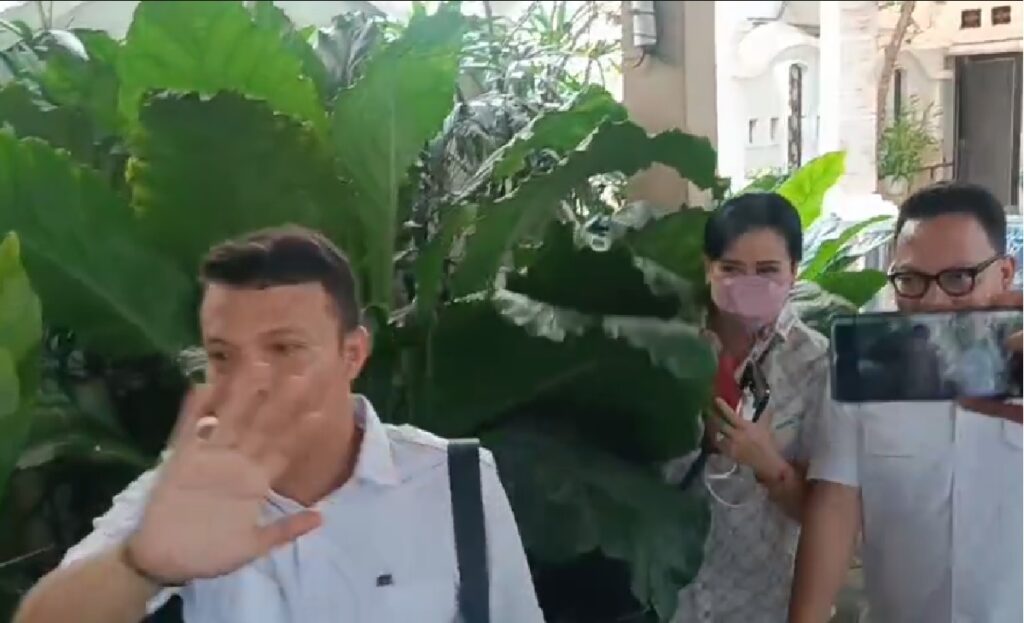 Kejati Sumsel Geledah Rumah Mantan Gubernur AN, Lury Elza Alex Noerdin Pilih Diam