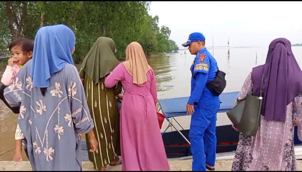Ambulance Apung Polairud Evakuasi Lansia Sakit Parah dan Ibu Hamil dari Desa Upang ke Palembang