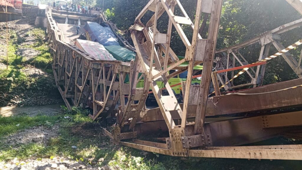 Truk Istimewa Milik Keluarga Pejabat dalam Insiden Jembatan Muara Lawai: Debu, Jalan Rusak sampai Surat Fiktif
