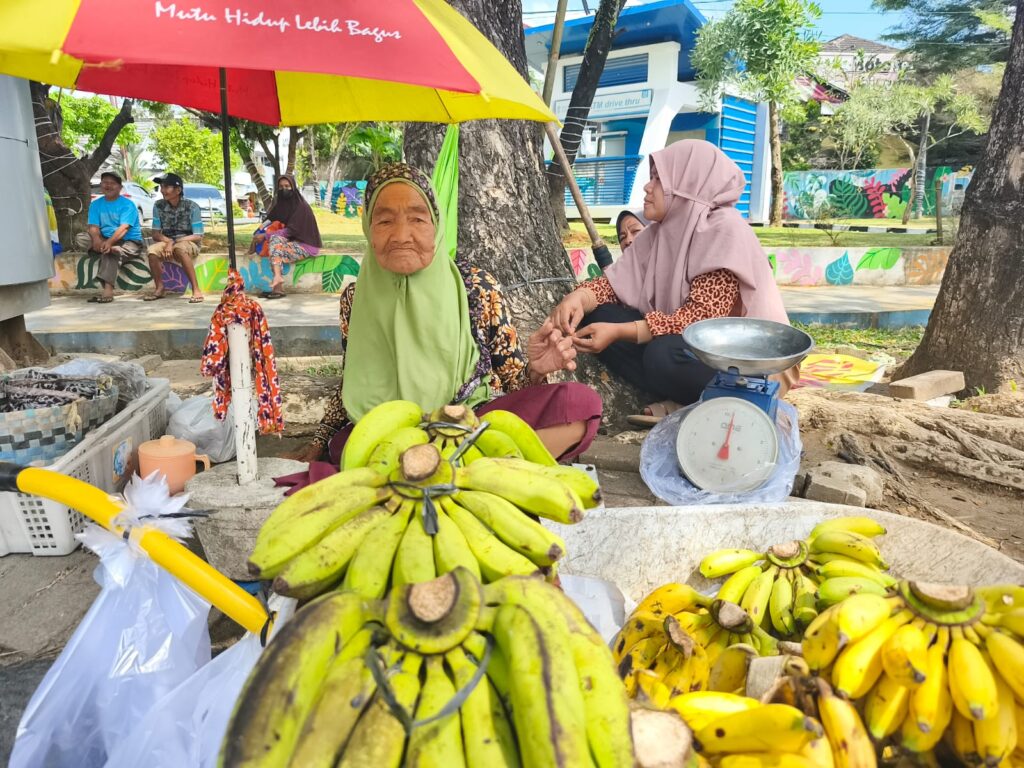Nenek Penjual Pisang di Palembang Tertipu Uang Palsu, Harus Gigit Jari Kembalikan Rp90 Ribu