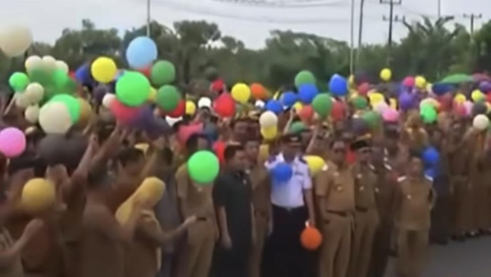 Viral Pelepasan Balon saat Pelantikan PPPK, Bupati Batang Hari Tegaskan SK Tak Ditahan