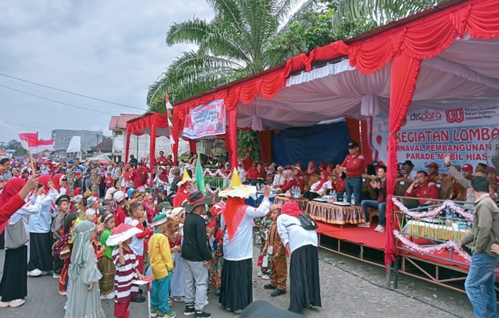 Pawai Pembangunan HUT RI di Empat Lawang Diwarnai Atraksi Siswa SD