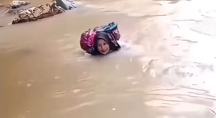 Viral! Aksi Heroik Bidan di Pasaman Berenang Seberangi Sungai Demi Obati Pasien