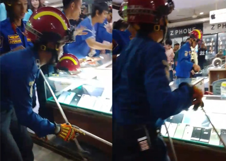 Heboh! Ular Piton Masuk ke Konter HP di Mall Palembang