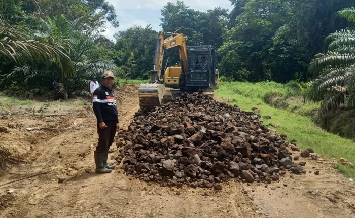Sempat Terkendala Jalan Berlumpur, Akses Transportasi Desa Pauh Muratara Diperbaiki