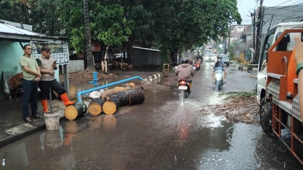 Hujan Deras dan Angin Kencang Melanda Palembang, Satu Motor Rusak Tertimpa Pohon