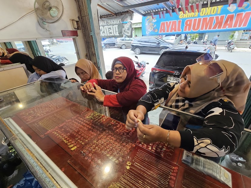 Harga Perhiasan Emas di Palembang Turun Rp100 Ribu per Suku