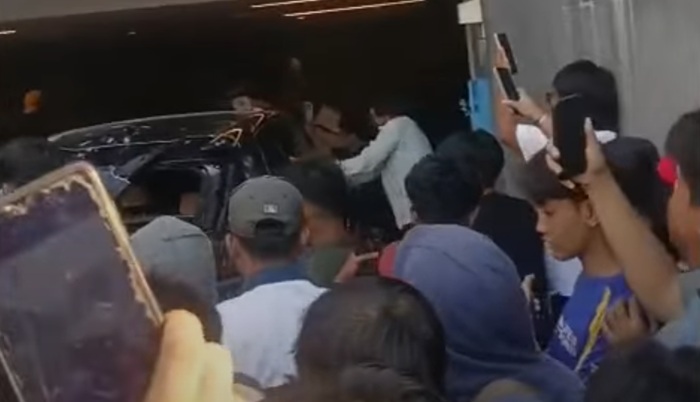 Rumah Ahmad Sahroni di Tanjung Priok Dijarah Massa, Mobil Listrik Rusak Parah