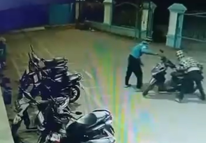 Patahkan Stang dengan Kaki, Pelaku Curanmor Bawa Kabur Motor di Parkiran Masjid di Sukabangun II Palembang