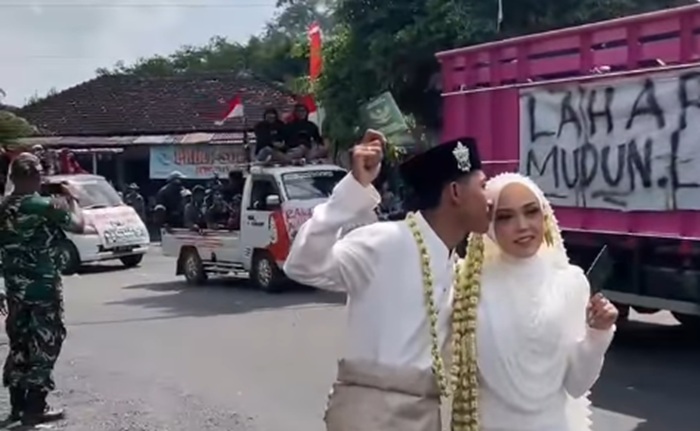 Viral, Sepasang Pengantin di Pati Foto Pernikahan Berlatar Demo Bupati