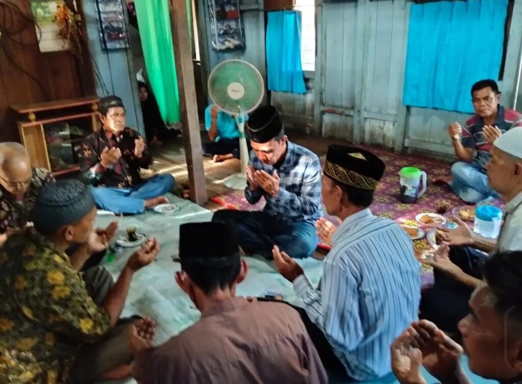Terdakwa Kasus Asusila, Kades Ulak Segara Belum Dicopot, Warga Ogan Ilir Gelar Aksi