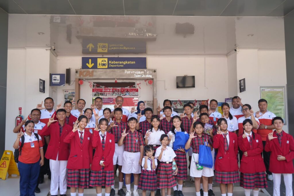 KAI Divre III Palembang Ajak Siswa Santo Yosef Tarakanita Kampanyekan Cinta Lingkungan di Stasiun Lahat