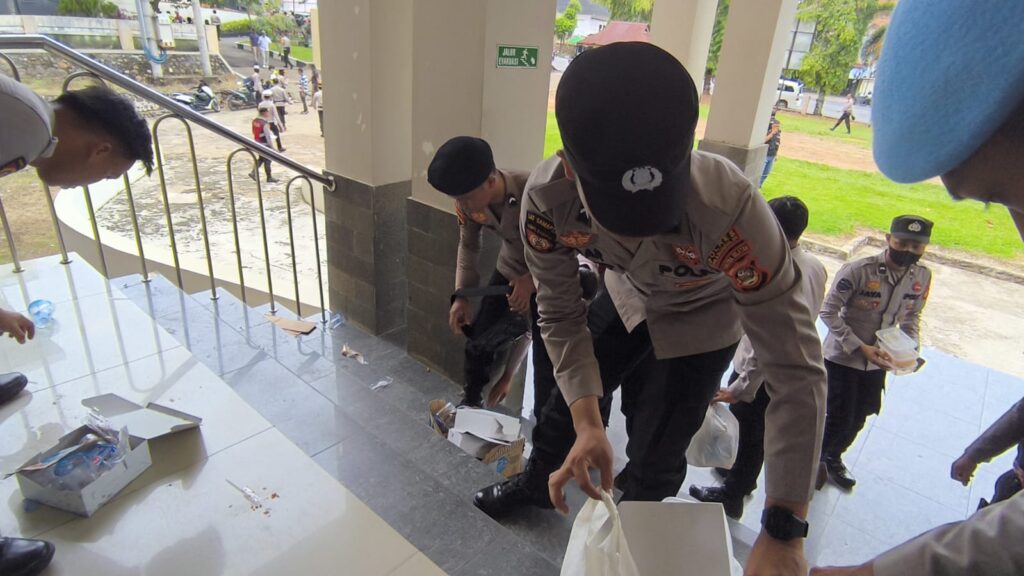 Aksi Damai Kondusif, Polisi Prabumulih Bersihkan Area DPRD