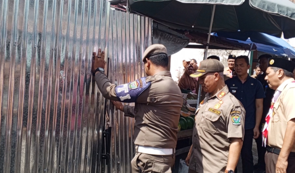 Gerbang Terkunci, Bupati Muara Enim dan Forkopimda Paksa Masuk Saat Sidak Pasar Inpres Gedung C