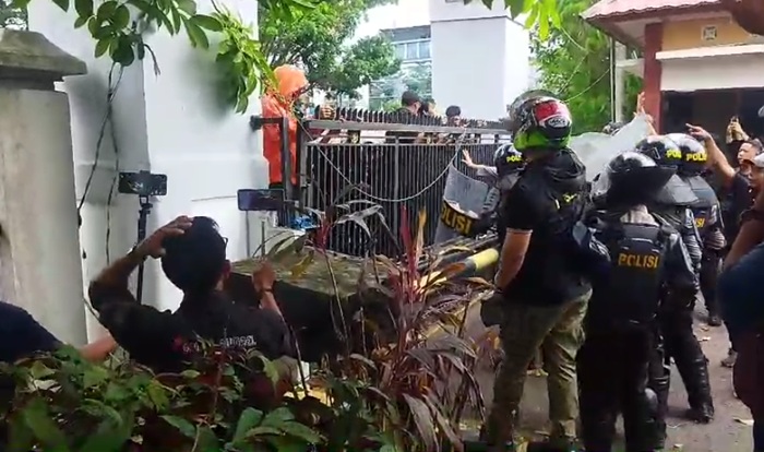 Aksi Demo di OKU Sempat Diwarnai Kericuhan, Massa Lempar Botol Air Mineral ke Aparat Kepolisian