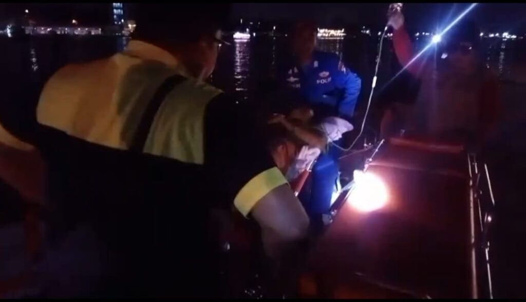 Ditpolairud Polda Sumsel Evakuasi IRT Sakit dengan Ambulans Apung di Sungai Musi