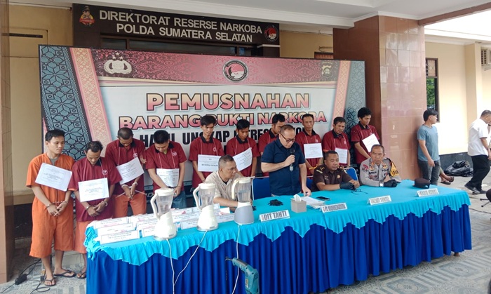 Tangkap 20 Orang, Polda Sumsel Blender 1,4 Kilogram Sabu dan Ratusan Pil Ekstasi