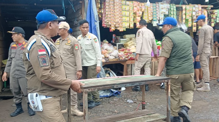 Nekat Jualan di Zona Terlarang, Tim Gabungan Tertibkan Lapak Pedagang di Pasar Pulo Mas Empat Lawang