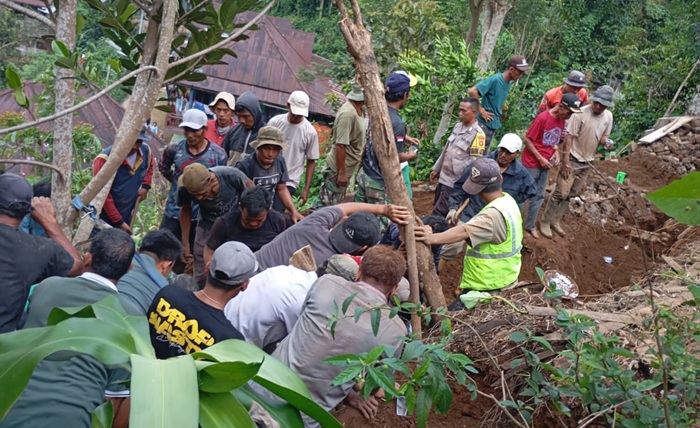 Tebing Setinggi Lima Meter Longsor, Dua Pekerja Bangunan di Pagar Alam Tertimbun