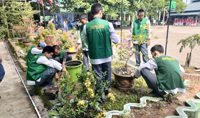 Aktif Lestarikan Lingkungan Lewat Pemupukan Tanaman