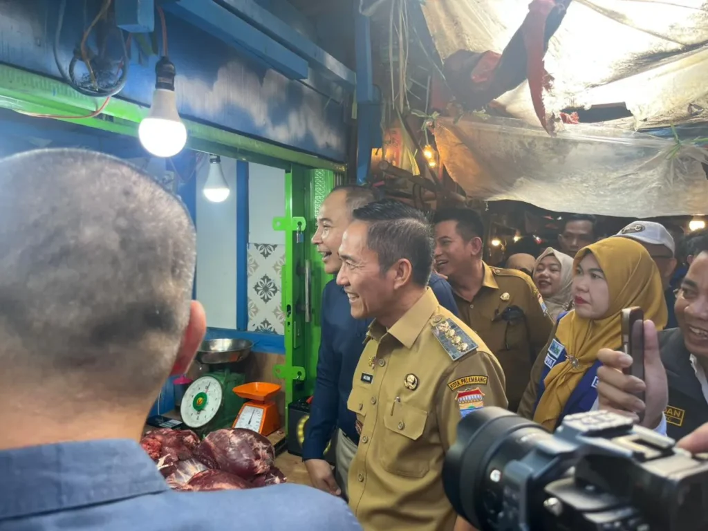 Wali Kota Palembang Pastikan Harga Bahan Pokok di Pasar KM 5 Tetap Stabil