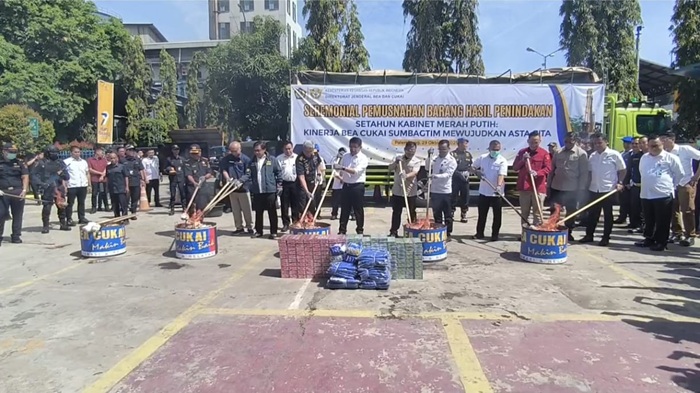 Rokok dan Miras Ilegal Senilai Rp19,32 Miliar Dimusnahkan, Pemasok Masih Diburu