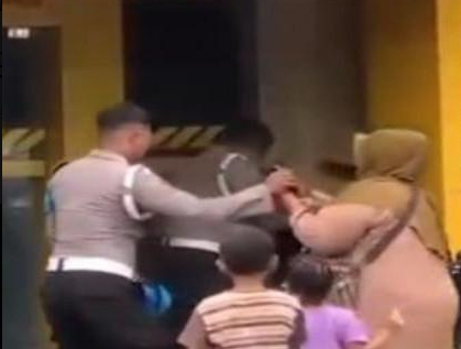 Emak-emak Siram Polisi dengan BBM di Polres Sragen, Aksi Disiarkan Live Facebook