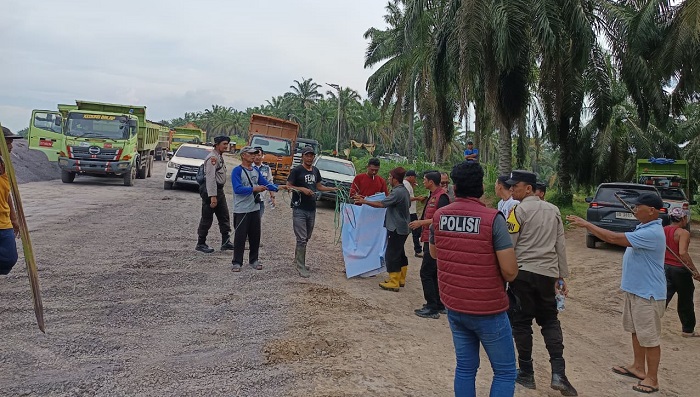 Warga Harapan Jaya Blokade Jalan Hauling PT RMK, Tuntut Kompensasi Dampak Debu dan Kerusakan Lahan