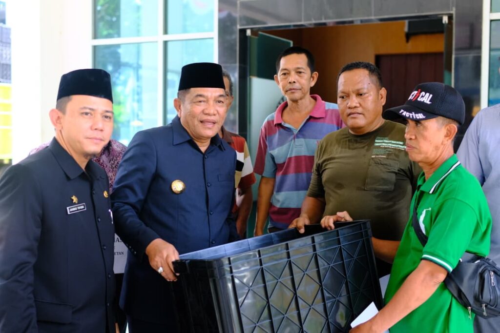 Bupati Muba Serahkan Bantuan Alat Pasca Panen untuk Petani Karet