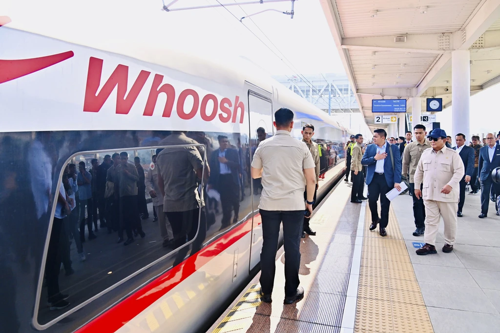 Prabowo Siap Ambil Alih Beban Utang Whoosh: Lebih dari Kereta Cepat, Ini Tentang Martabat Bangsa