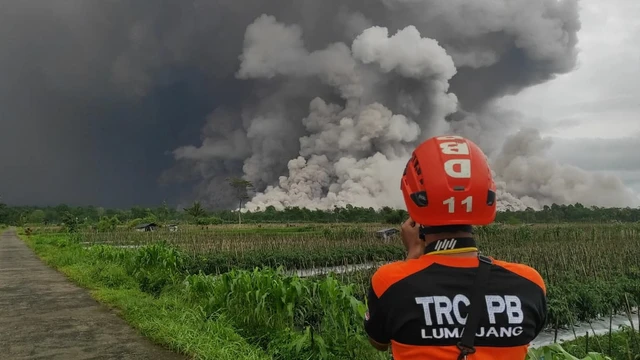 Nekat Terobos Zona Bahaya Saat Semeru Erupsi, Pasutri Alami Luka Bakar Akibat Terjang Awan Panas