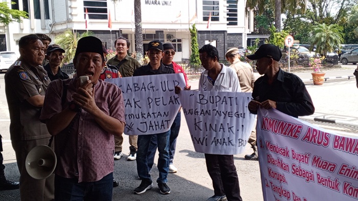 Lelang Proyek UKLPBJ Diduga Diatur, Belasan Masa Datangi Kantor Bupati Muara Enim