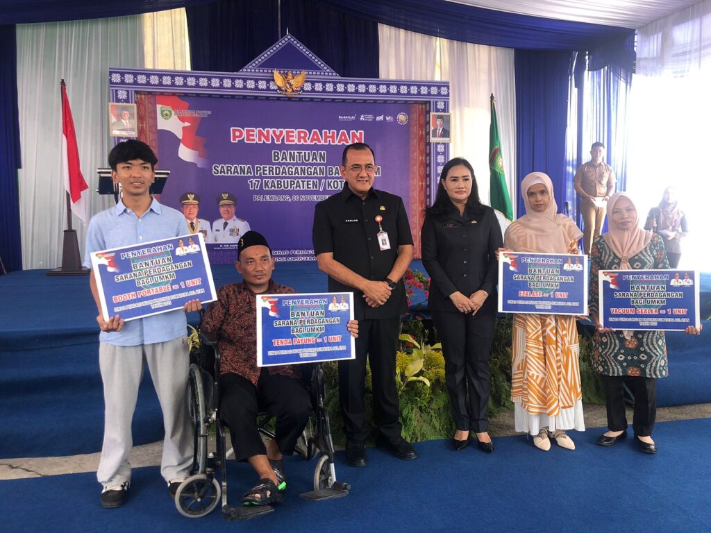 Sekda Sumsel Edward Candra saat memberikan bantuan ke UMKM. Foto : Istimewa
