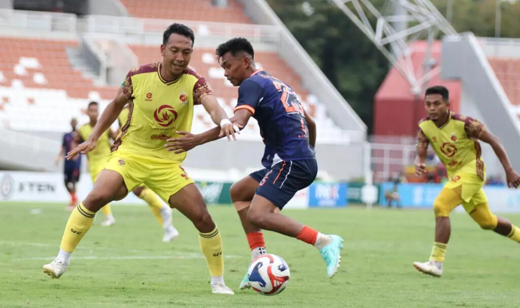 Dua pemain SFC dan Sumsel United berjibaku dalam laga bertajuk Derby Sumsel/handout