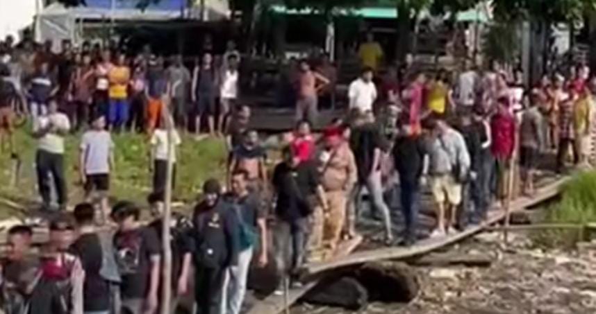 Polisi Diserbu Warga saat Gerebek Bandar ‘Ujang Begi’, Ibu-ibu Berguling Hingga Beduk Dibunyikan