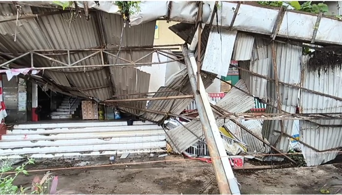 Diterpa Angin Kencang dan Hujan Deras, Kanopi Gedung Pasar 16 Ilir Palembang Ambruk