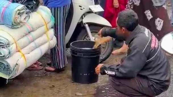 Truk Tangki Terguling di Purworejo, Warga Berebut Solar yang Tumpah