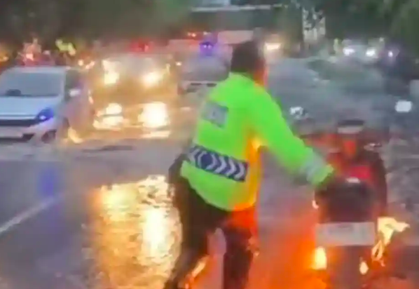 Aksi Heroik Polisi di Daan Mogot, Selamatkan Motor Warga yang Terbakar di Tengah Banjir