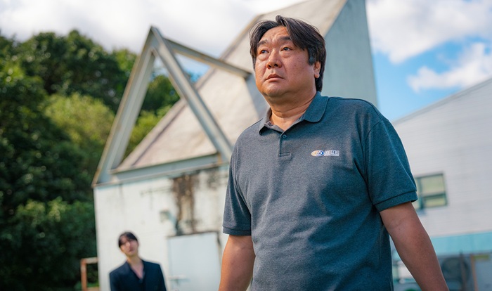 Spoiler Typhoon Family Episode 15, Lee Junho Berusaha Selamatkan CEO yang Putus Asa