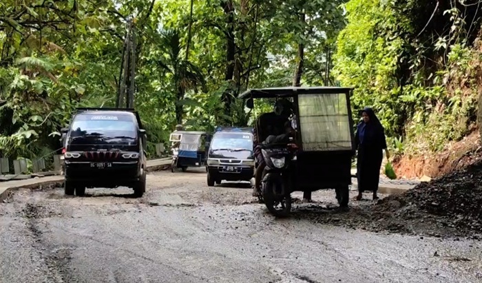 Perbaikan Jalintengsum Tebing Alay Empat Lawang Belum Selesai, Pengendara Diminta Waspada