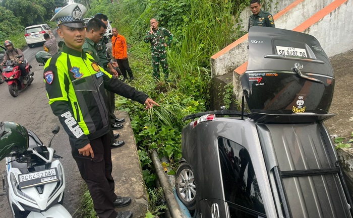 Sopir Diduga Lalai, Innova Masuk ke Parit di Muara Enim